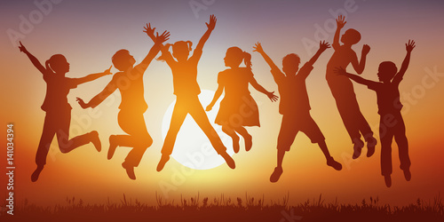 Saut - Enfant - Coucher de soleil - heureux - groupe - bonheur - vacances - fille - garçon