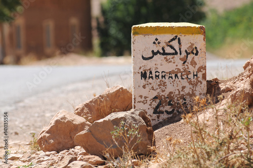 Africa - Marocco - Insegna stradale - distanza chilometrica - marrakech