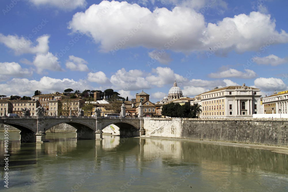 Engelsbrücke in Rom mit Petersdom im Hintergrund