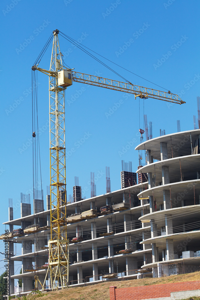 Building crane and building under construction