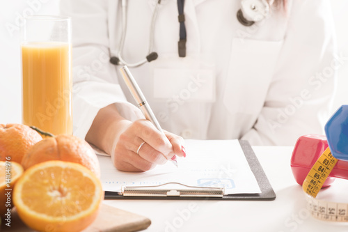 Tableau sur toile Nutrionist doctor writing