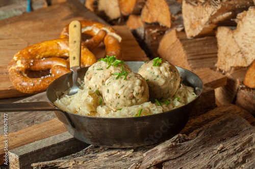 Knödel mit Sauerkraut