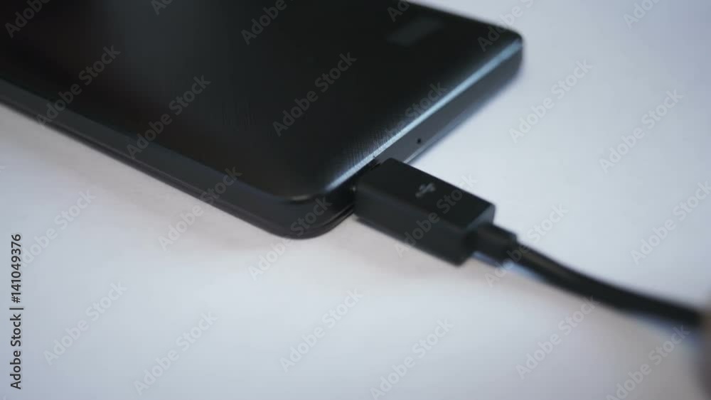 Connecting the power cable to your smartphone, 25p, 1920x1080 Connecting the power cable to your smartphone, 25p, 1920x1080
