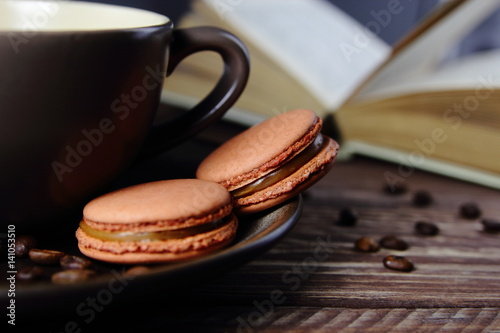  кофейное печенье макарон с чашкой кофе и книгой