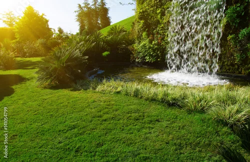 Obraz Wodospad na słońcu