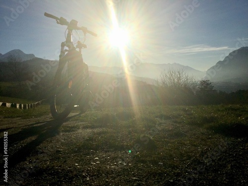 Mountainbike im Gegenlicht bei einer Bergtour
