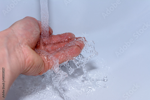 H  nde mit Wasser reinigen - waschen gegen Krankheiten