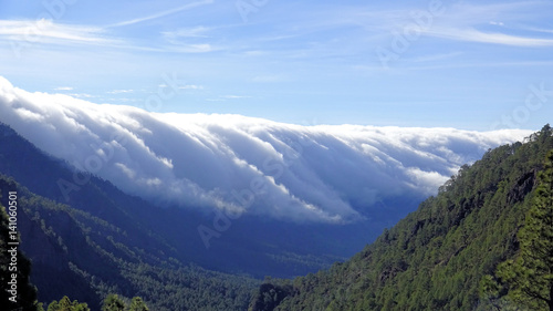 Passatwolken über der cumbre nueva auf der Insel la Palma