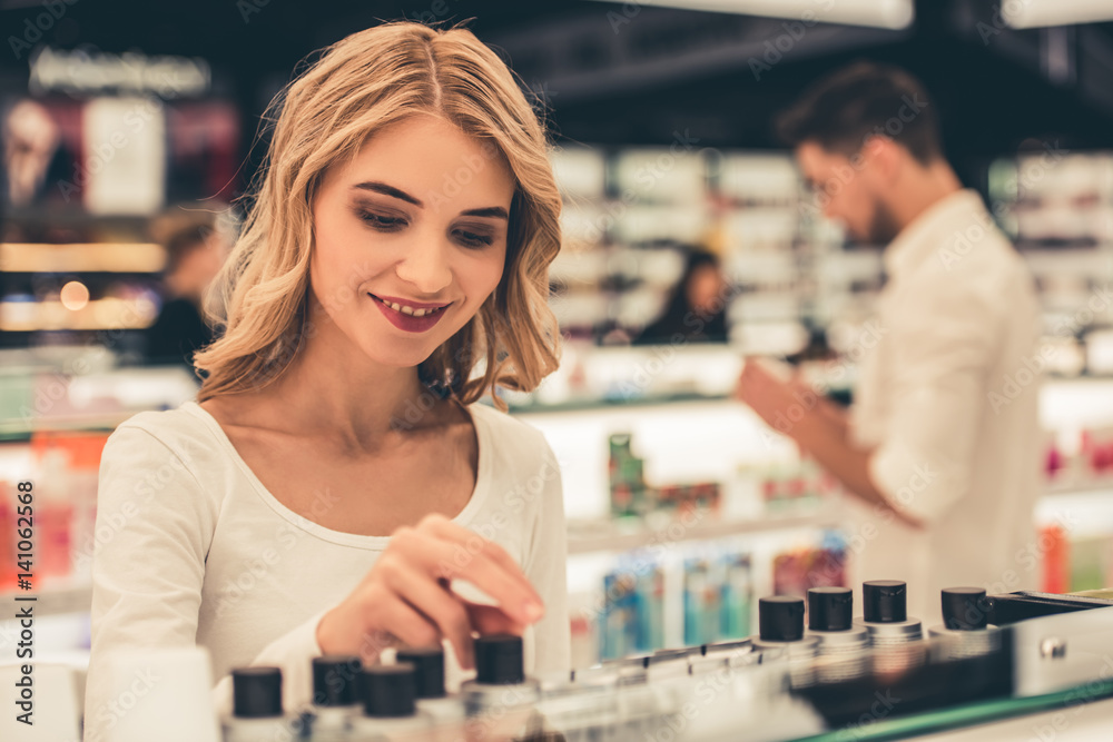 Fototapeta premium Couple doing shopping
