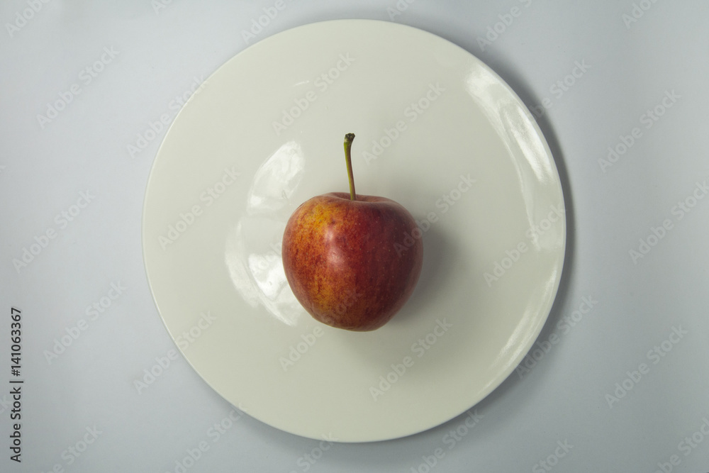 Manzana sobre plato blanco vista desde arriba foto de Stock | Adobe Stock