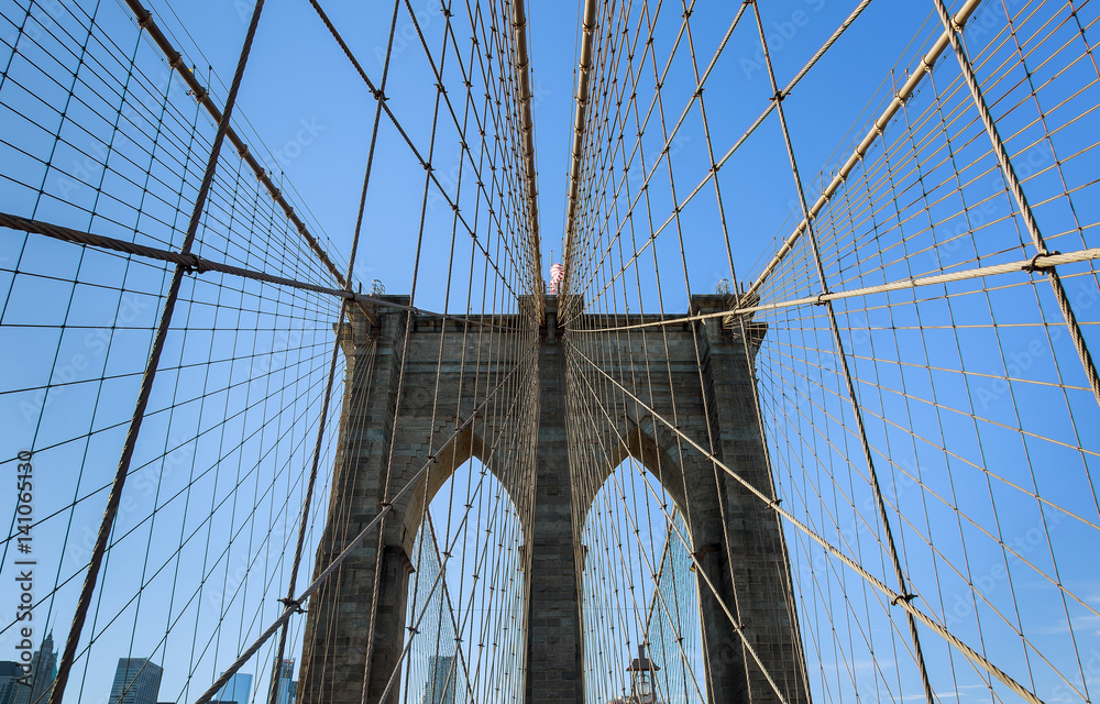 Obraz premium Nowy Jork Brooklyn Bridge na Manhattanie zbliżenie z drapaczami chmur