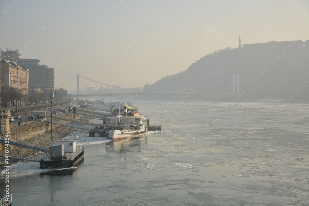 zugefrorener Fluss in Budapest