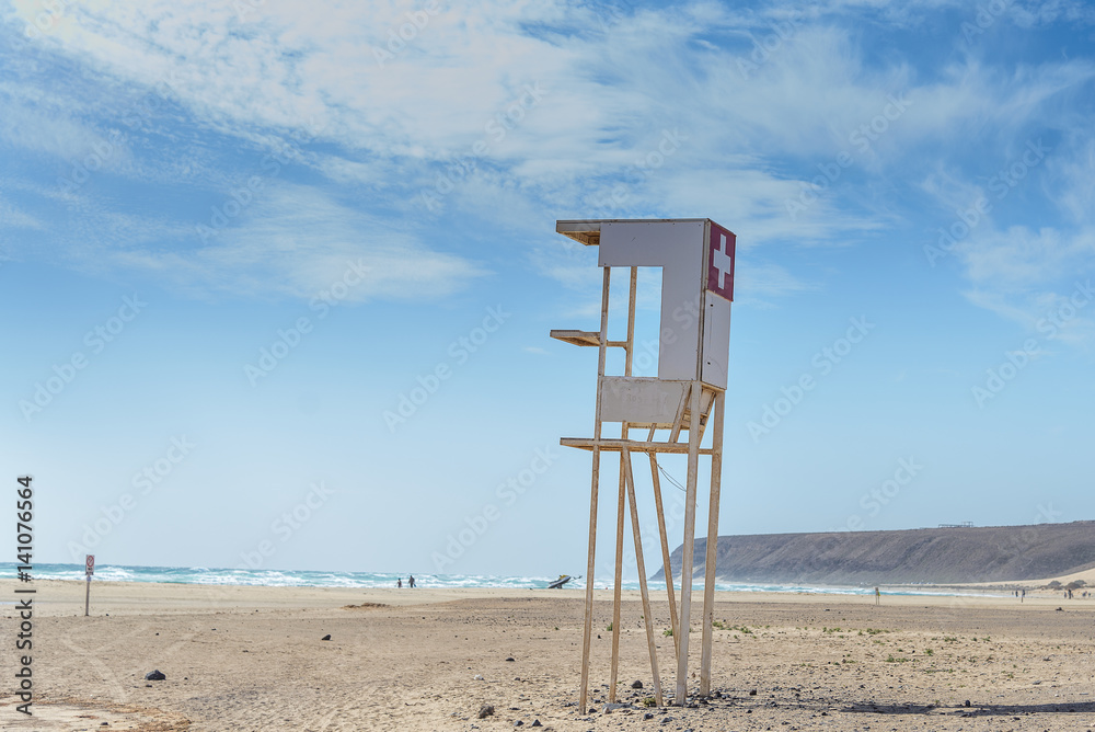 Silla del socorrista guardacostas en una playa de Fuerteventura, Islas  Canarias Stock Photo | Adobe Stock