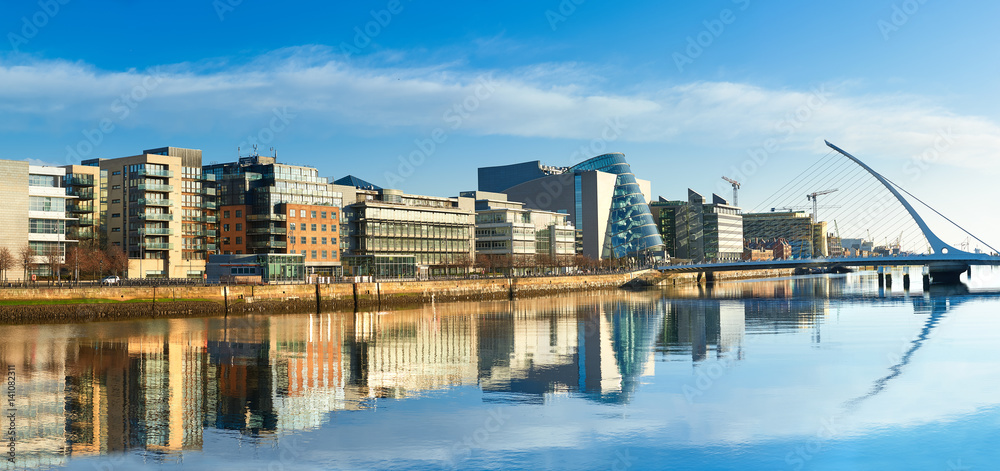 Naklejka premium Nowoczesne budynki i biura na rzece Liffey w Dublinie
