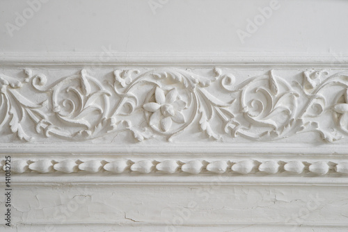 Retro moldings on the ceiling around the room.
