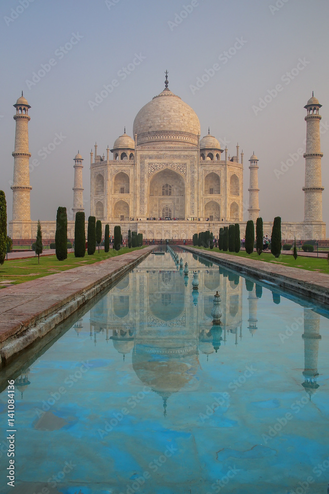 Obraz premium Taj Mahal with reflecting pool in Agra, Uttar Pradesh, India