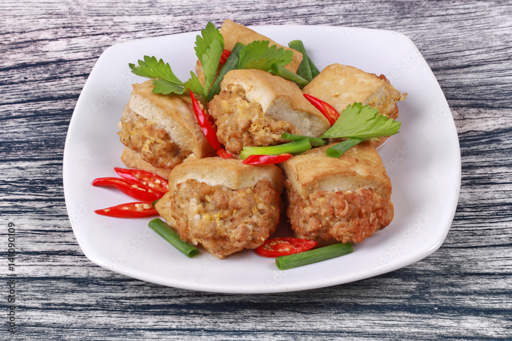 Fried gold bar as spicy fried tofu wrap minced pork . Fried gold bar as spicy fried tofu wrap minced pork .