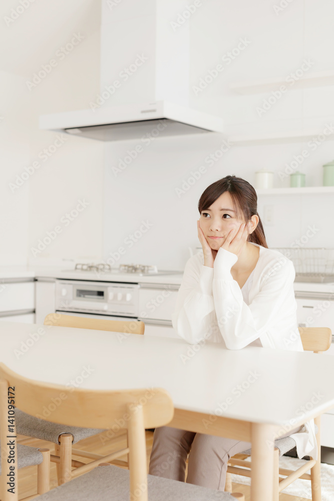 悩む女性 悩む女性