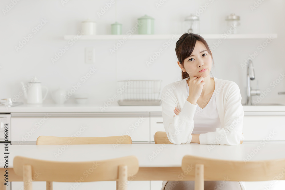 悩む女性 悩む女性