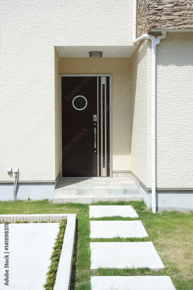 デザイン住宅 外構デザイン 玄関アプローチ 芝生と飛び石 Stock Photo Adobe Stock