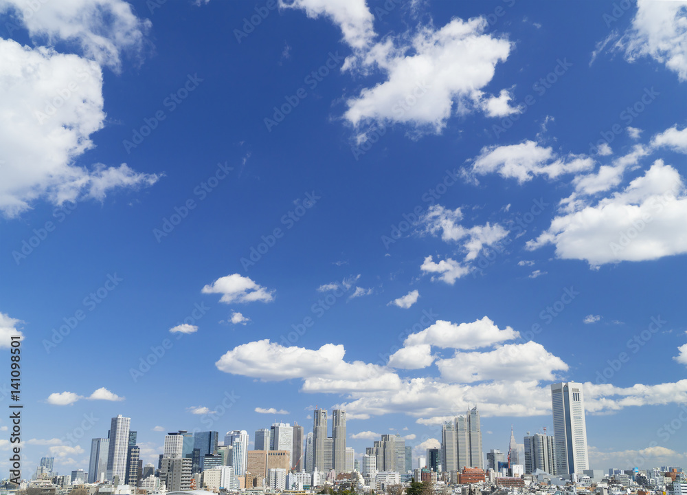 新宿高層ビル群　全景　快晴　青空　大空に流れる白い雲　2017年撮影
