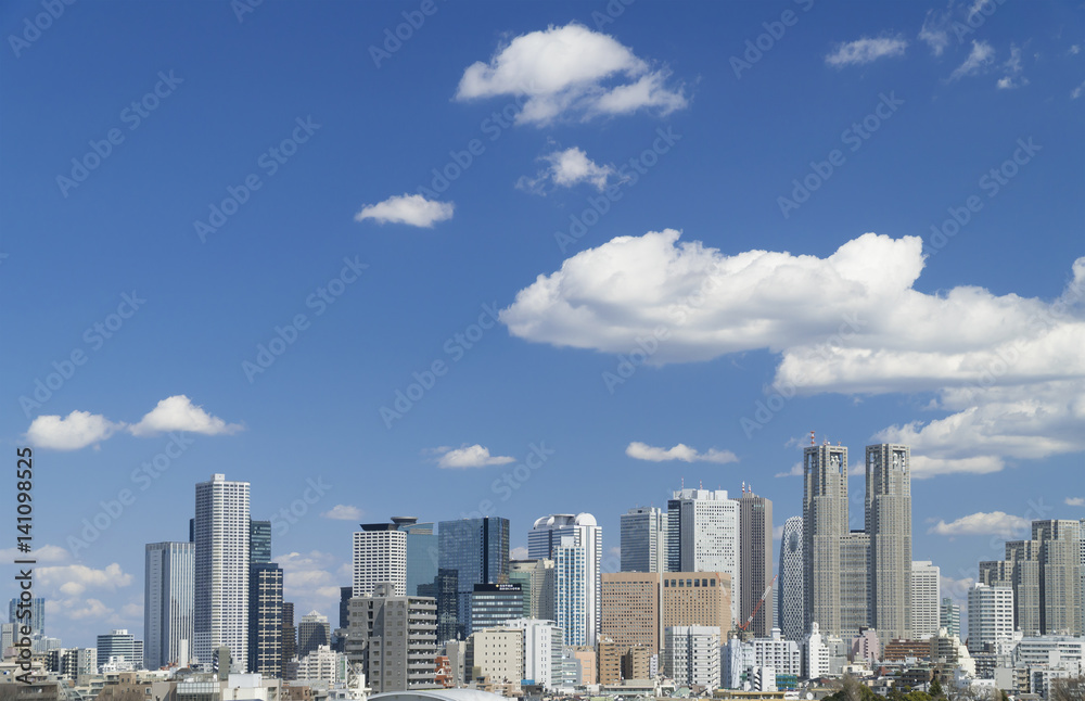 新宿高層ビル群　全景　快晴　青空　大空に流れる白い雲　2017年撮影