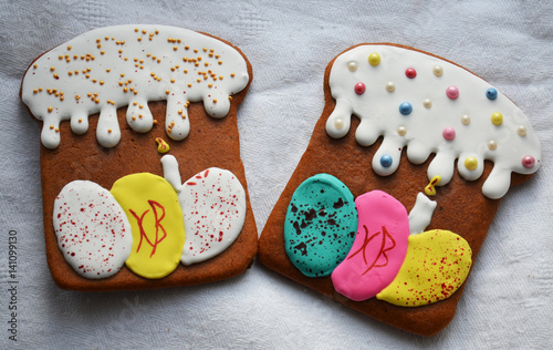 Пряник на Пасху на белой скатерти/Gingerbread on Easter on a white tablecloth photo