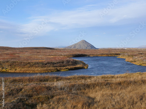 Palagonitkegel Vindbelgjarfjall hinter am See Mývatn in Island im Herbst © Dagmar Richardt