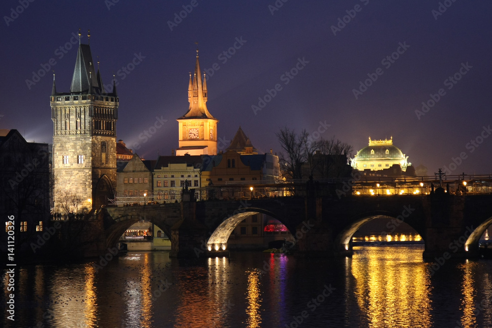 Pont Charles à Prague la nuit