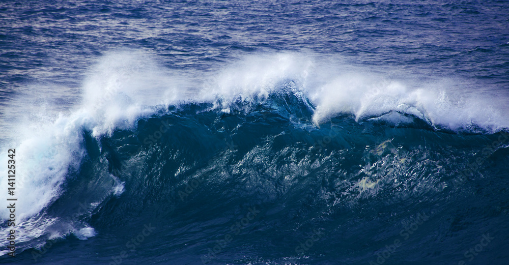 Naklejka premium powerful ocean wave breaking