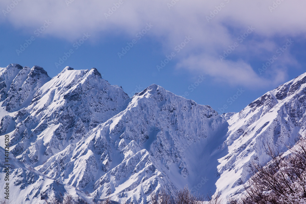 真冬の険しい山