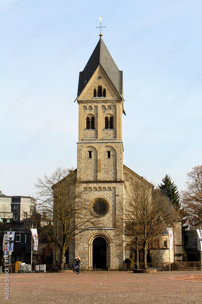 St. Laurentius Kirche in Bergisch Gladbach frontal hochkant