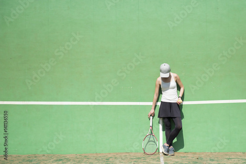 テニスをする女性
