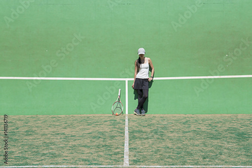 テニスをする女性 © hakase420