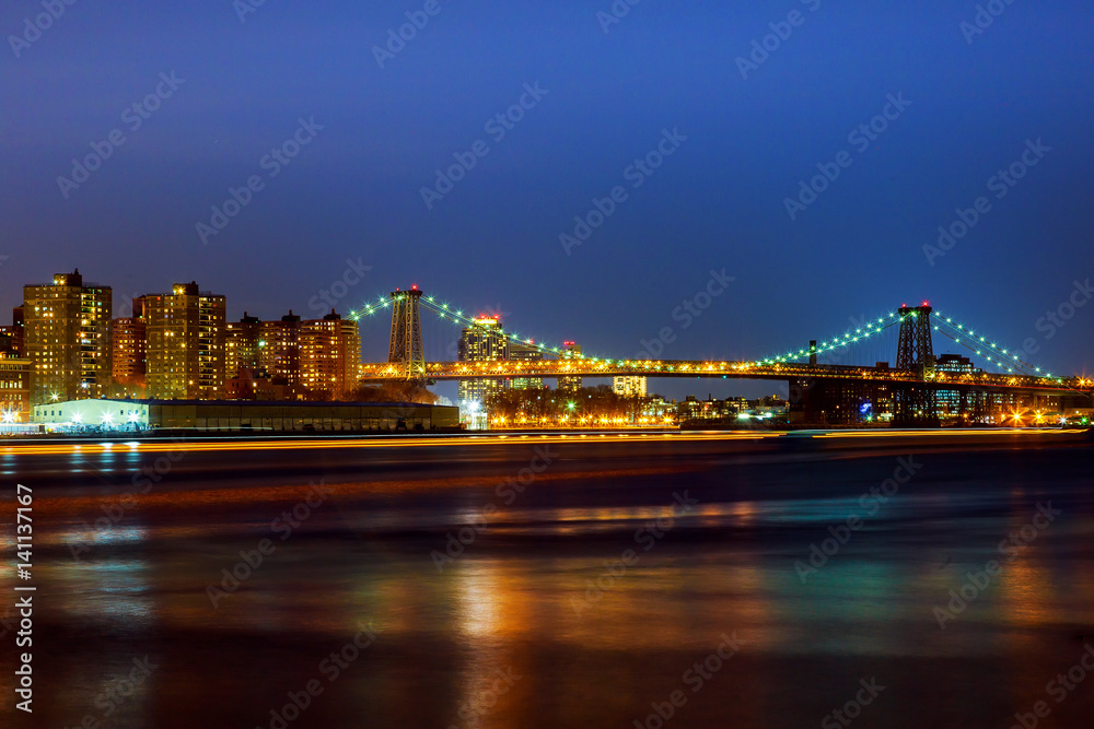 Fototapeta premium Williamsburg bridge at dusk spanning the East River