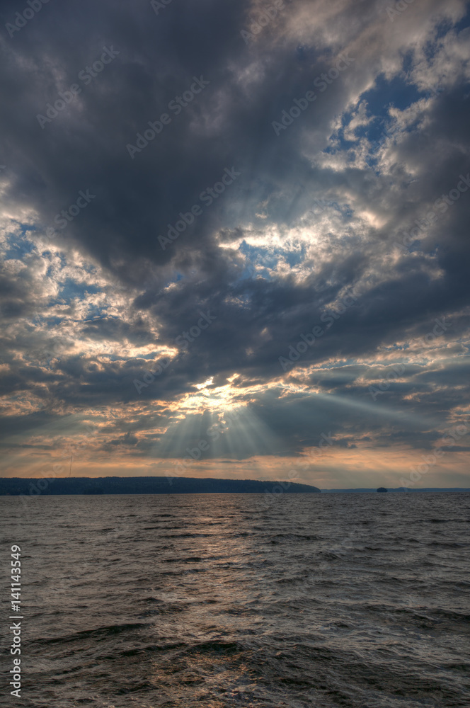 Obraz premium Sun shining thru clouds