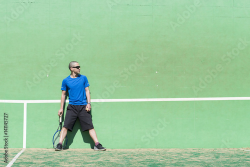 テニスをする男性 © hakase420