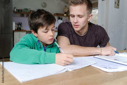 Schüler bekommt zuhause Nachhilfeunterricht in Mathematik von einem Studenten