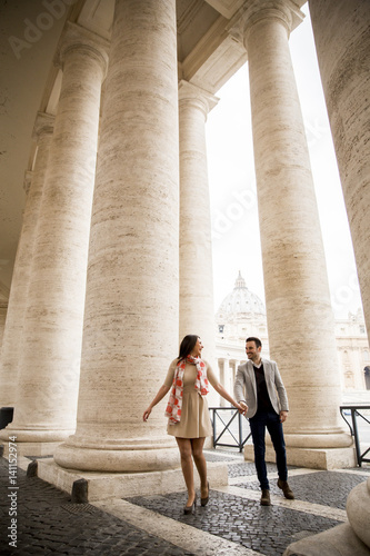 Canvas Print Loving couple at the St. Peter's Square in Vatican
