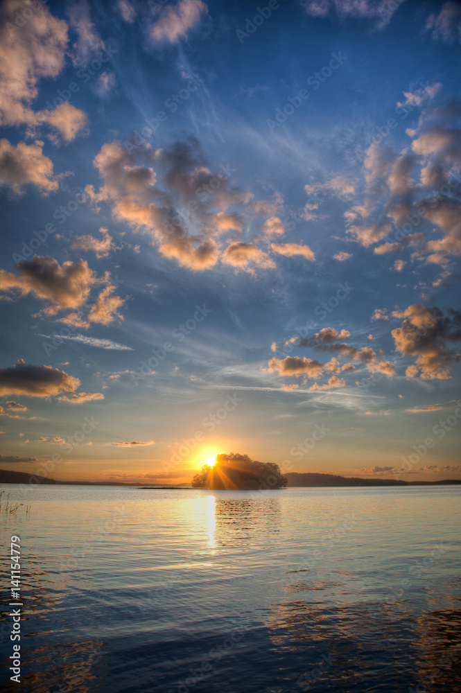 Naklejka premium Sundown and island