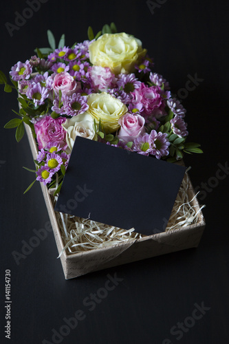 Цветы в подарочной коробке с визитной карточкой 