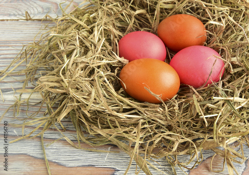 Пасхальные цветные яйца  являются символом праздника.  Яйца находятся в гнезде.