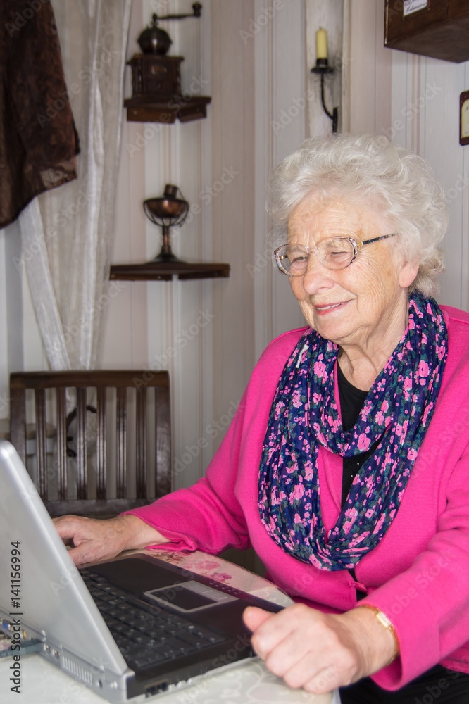 Schicke freundliche alte Frau - Seniorin am Laptop Stock Photo | Adobe Stock