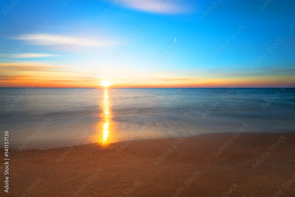 Obraz premium Seascape during sundown. Beautiful natural seascape, golden sands.