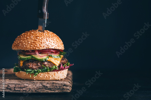 Cuadro en lienzo mouth-watering, delicious homemade burger used to chop beef