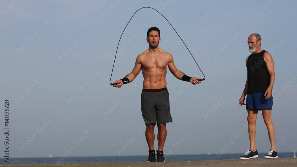 Seilchenspringen Training am Strand mit Trainer