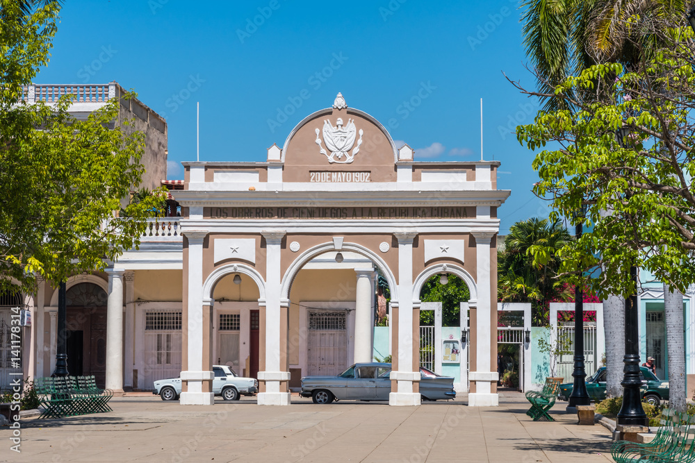 Triumphbogen am Park Jose Marti in Cienfuegos auf Kuba