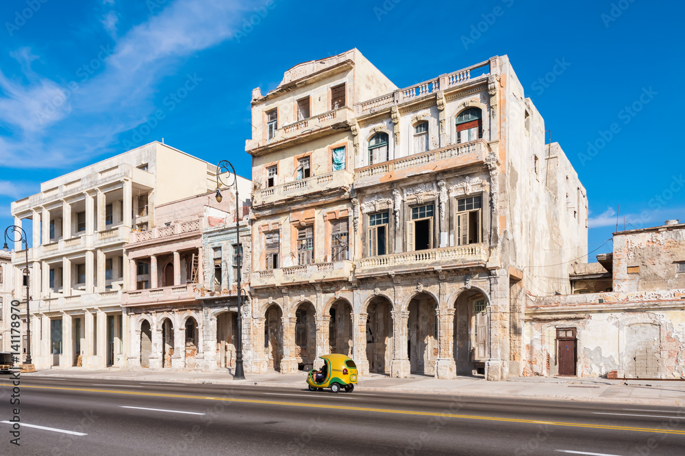 Kontraste restaurierte und alte Häuser am Malecon in Havanna