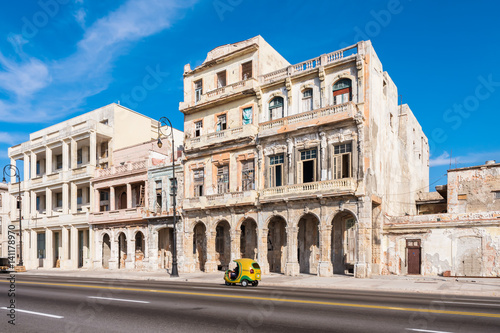 Kontraste restaurierte und alte Häuser am Malecon in Havanna © Knipsersiggi