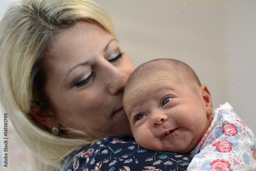 mutter hält ihr baby im arm mutter hält ihr baby im arm